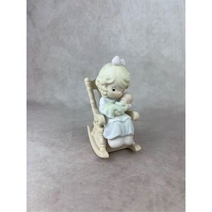 Precious Moments “Love Never Leaves A Mother’s Arms” Figurine 1995 #523941
